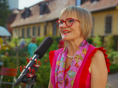 Ein Kameramann filmt bei einer Veranstaltung für eine professionelle Eventvideo Produktion.