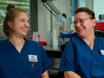 Ein sympathisches Teammitglied lächelt in die Kamera, als Teaserbild für einen professionellen Recruitingfilm.